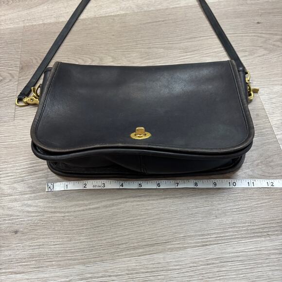 Rare Vintage Coach 933-9514 Penny Pocket Clasp Front  Rare Vintage Coach 933-9514 Penny Pocket Clasp Front Crossbody Bag Purse